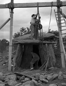 Treballs de restauració del dolmen de la Creu d'en Cobertella, a Roses. Homes treballant en la restauració. 1957