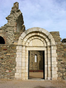Porta de l'església del monestir de Santa Maria de Roses