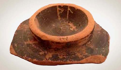 Fons d'un bol de ceràmica campàniana amb representació dels fonemes BIL incisos. Segle II-I aC