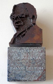 Bust dedicat a Ramon Cotrina, professor i escriptor