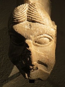 Capitell (fragment amb un rostre humà). Segle XII. 24 x 15 x 17 cm