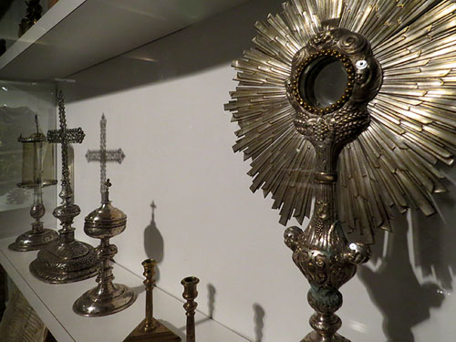 Vitrina amb objectes litúrgics d'argent