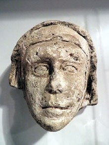 Fragment de capitell. Imatge d'una cara. Pedra. Segle XII