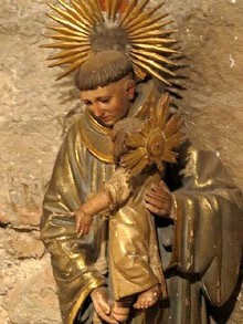 Imatge de Sant Antoni de Pàdua. Fusta tallada i policromada. Prové de l'antiga capella de Ca l'Isalguer. Segle XVIII