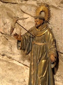 Imatge de Sant Francesc d'Assís rebent els estigmes. Fusta tallada i policromada. Prové de l'antiga capella de Ca l'Isalguer. Segle XVIII