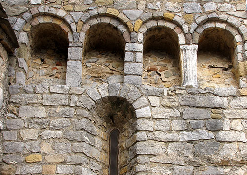 Església de Sant Joan de Bellcaire. A la dreta s'observa una columneta estriada d'un altar d'època romana reaprofitada per a la construcció de l'absis