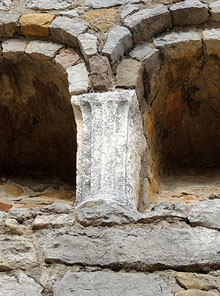 Església de Sant Joan de Bellcaire. Columneta estriada d'un altar d'època romana reaprofitada per a la construcció de l'absis