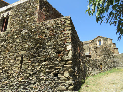 Casa de l'abat. Al fons, l'església de Sant Quirze
