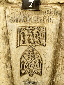 Escut a la clau de la llinda de Can Bernades, del segle XV