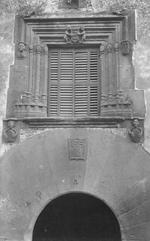 Portal i llinda d'una finestra de pedra treballada de Can Cuc. Ca. 1934