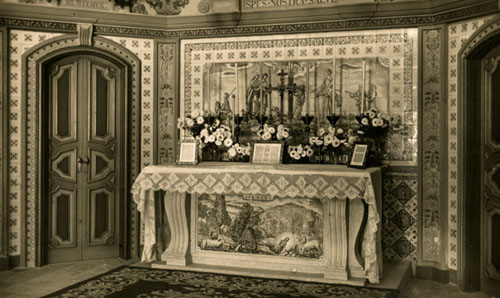 Santuari de la Mare de Déu. del Vilar. L'Altar Major amb els dos plafons de ceràmica. 1930