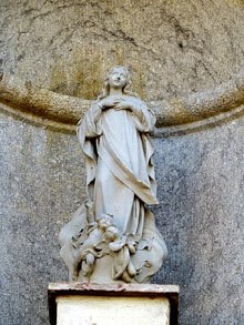 Imatge de la Marededéu a la portalada de l'església de Santa Maria de Sils