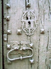 Detall de la porta de l'església de Santa Maria de Sils