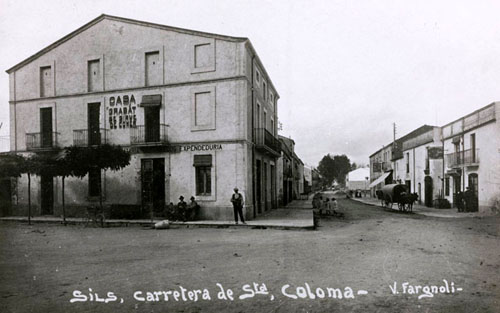 Carretera de Sils, anomenada carretera de Santa Coloma. En primer terme s'observa una casa que serveixen menjar. 1911-1936