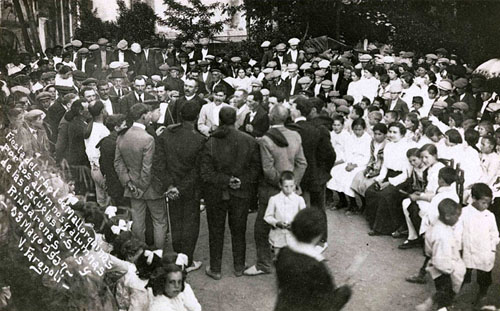 Nens i nens de les escoles de Sils i Riudarenes celebrant la festa de l'arbre a Mallorquines. 13 de maig de 1917