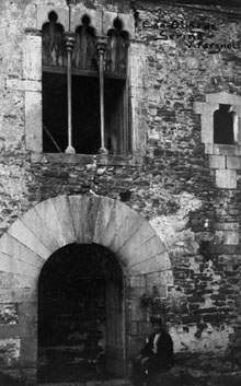 Can Olina de Serinyà. Vista de la façana on s'observa una finestra gòtica. 1911