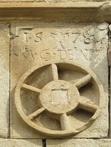 Detall d'una façana de Sant Feliu de Pallerols