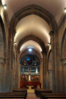 Interior del monestir de Sant Joan les Fonts
