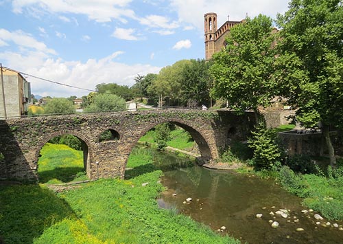 El pont medieval del segle XIII sobre el Fluvià