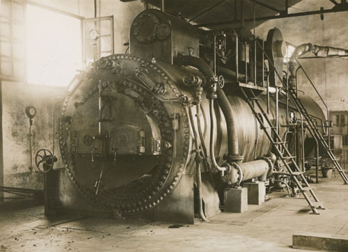 Màquina de vapor instal·lada en una indústria de Sant Joan les Fonts. 1930