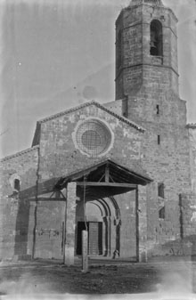 Façana de l'església del monestir de Sant Joan les Fonts. 1925