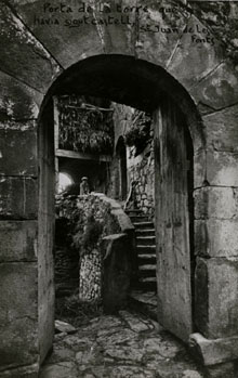 Porta d'accés a una torre de Sant Joan les Fonts. 1911