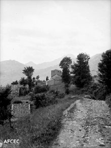 Camí vora l'absis de l'església de Sant Martí de Surroca. 1939-1955