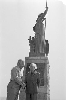 L'alcalde de Tossa, Sebastià Coris Mestres i l'escultor Frederic Marés, autor de l'escultura de la Deesa Minerva. 27/08/1974