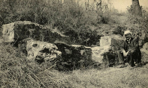 Restes arqueològiques de les muralles romanes de Tossa de Mar amb un personatge. 1916