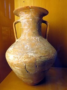 Gerro bicònic amb coll alt i vora oberta. 450-200 aC