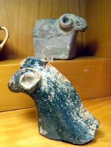 Capfoguers de terracota que representen bocs. Decoraven els extrems de llars-altar. Paral·lels en el món celta. Segle III aC
