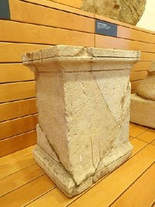 Brocal de pou. Trobat dintre la cisterna núm 1, sota l'edifici del museu. Segle III aC