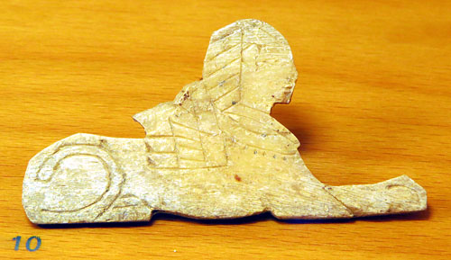Esfinx d'os, de procedència púnica. 425-375 aC