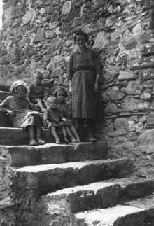 Dona amb nens a l'escala de la Canova a la Vall del Bac. 1932