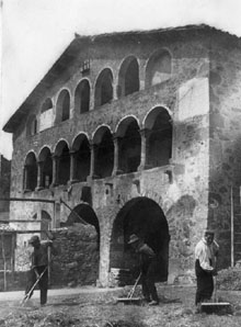Homes treballant les terres davant la façana del Molí de Solà de Sant Pere Despuig. 1914-1936