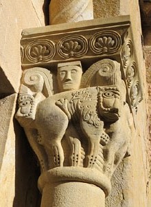 Capitell de l'entrada de l'esglé romànica de Sant Salvador de Bianya, del segle XII