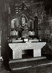 Altar major i retaule de l'església de Sant Salvador de Bianya, projectat per l'arquitecte Rafael Masó el 1911