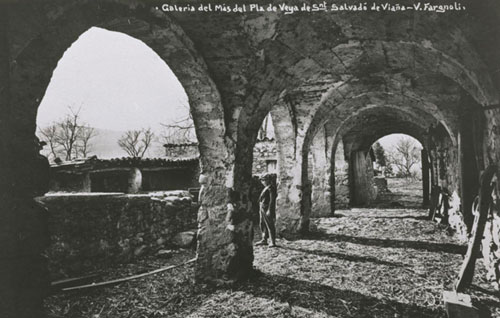 Vista d'unes voltes del mas Pladebeia que pertanyia a l'antic municipi de Sant Salvador de Bianya. 1911-1936