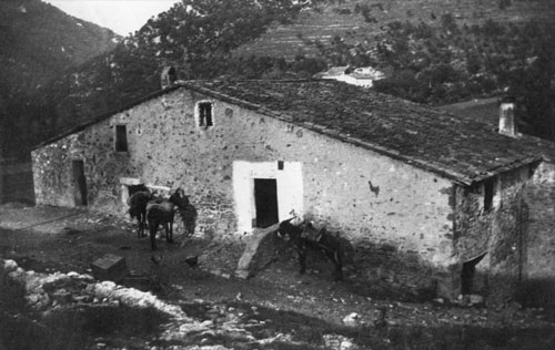 Ases davant de l'hostal de la Vall del Bac i la Coromina al fons en el Montmajor. 1914-1936