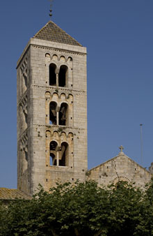 Santa Maria de Vilabertran. Vista des de ponent de la torre del campanar, formada per tres cossos decorats amb arcuacions llombardes