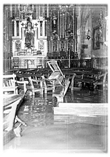 Interior de l'església de Vilobí inundat