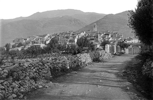 Camí del Talló, amb el poble de Bellver al fons. 1890