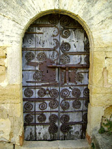 Porta de l'església de Santa Eulàlia de Pujals dels Cavallers