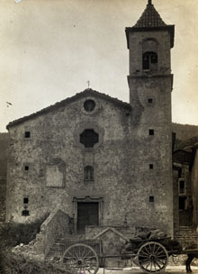 Església de Sant Pere, amb un carruatge en primer terme. 1918