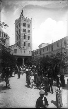 Sortida dels prelats de Vic i Montserrat d'una cerimònia religiosa celebrada al Monestir de Santa Maria de Ripoll. 1910-1915