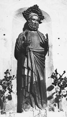 Escultura gòtica de Sant Pere, procedent del monestir de Sant Pere de Rodes, en un altar a linterior de l'església de Santa Maria de les Neus de Port de la Selva. 1925