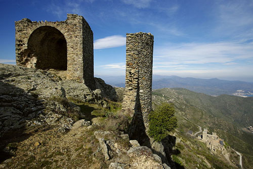 Castell de Sant Salvador de Verdera. Al peu, a la dreta, el monestir de Sant Pere de Rodes