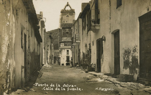 Carrer de la Font, a Port de la Selva. Al fons, el campanar de l'església de Santa Maria de les Neus. 1911