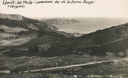 Vista panoràmica de l'Estartit des de la Torre Ponsa. Al fons s'observen les illes Medes. 1911