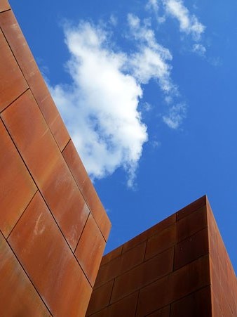 Detall de la façana posterior del Teatre Municipal a la plaça del Pallol